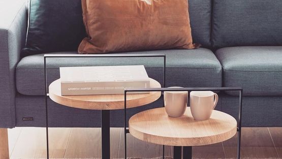 Grå sofa og runde sofabord i lys eik fra Kristensen:Kristensen